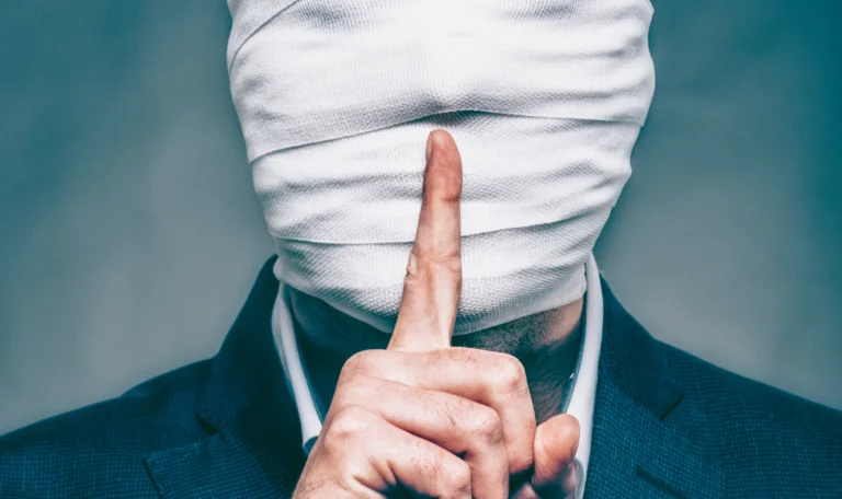 Lider analizujący brak komunikacji w zespole i koszty milczenia w organizacji